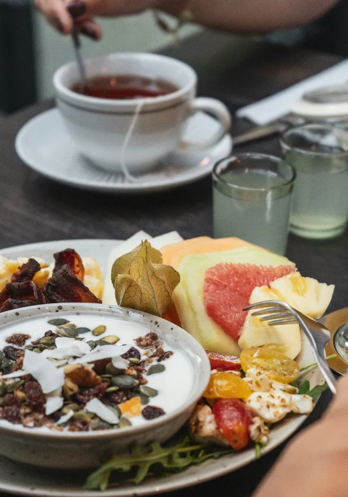 Frukosttallrik med godsaker från buffén